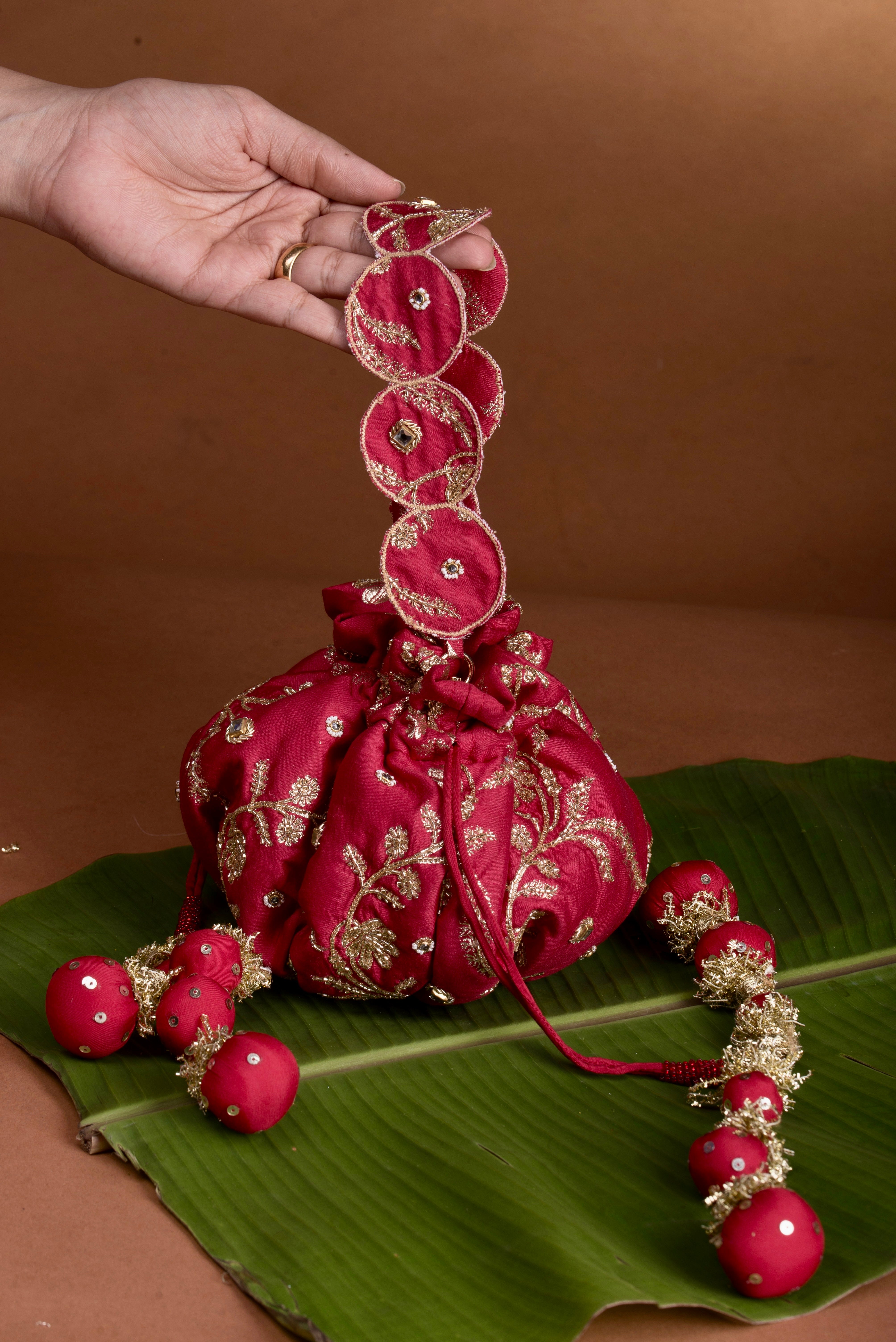 Red gol potli bag - Chanderi