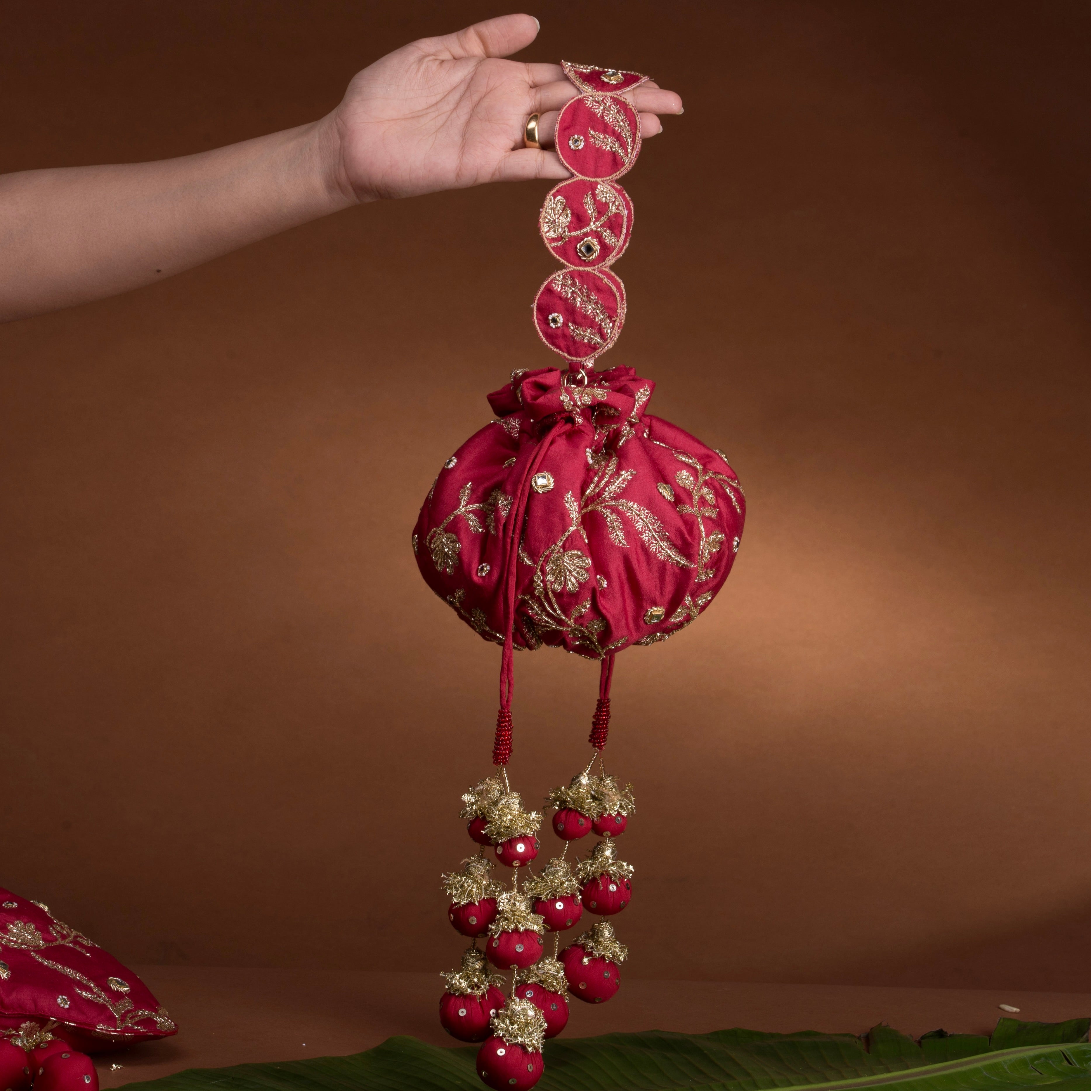 Red gol potli bag - Chanderi